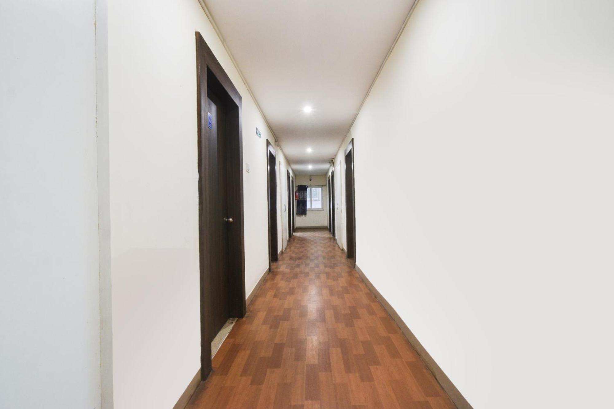 Super Townhouse Madhapur 100 Feet Road Formerly Jkc Grand ไฮเดอราบัด ภายนอก รูปภาพ